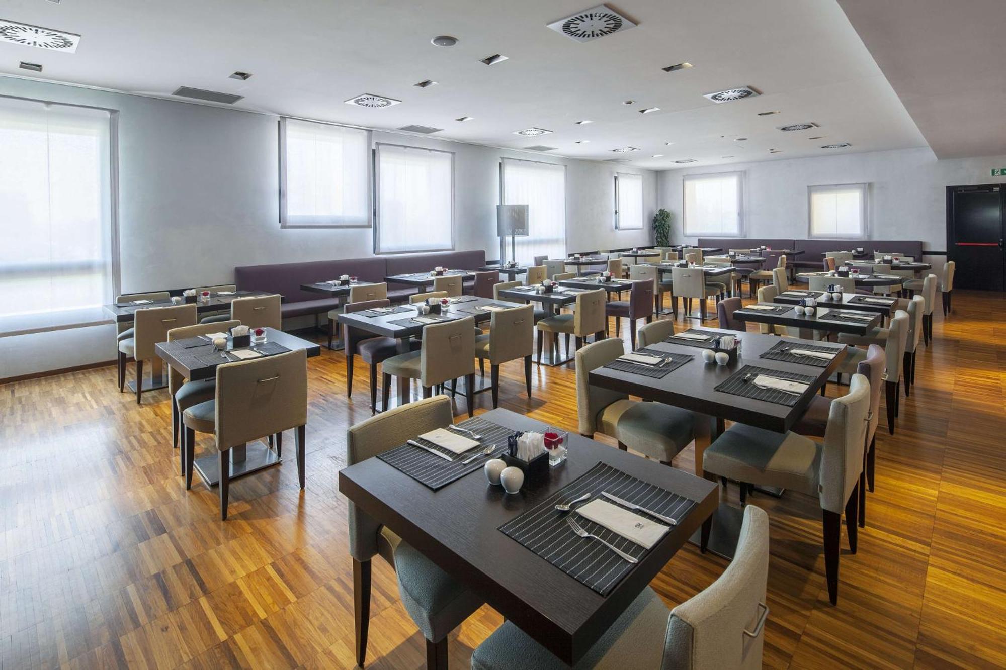 Hotel NH Milano Fiera Rho Esterno foto